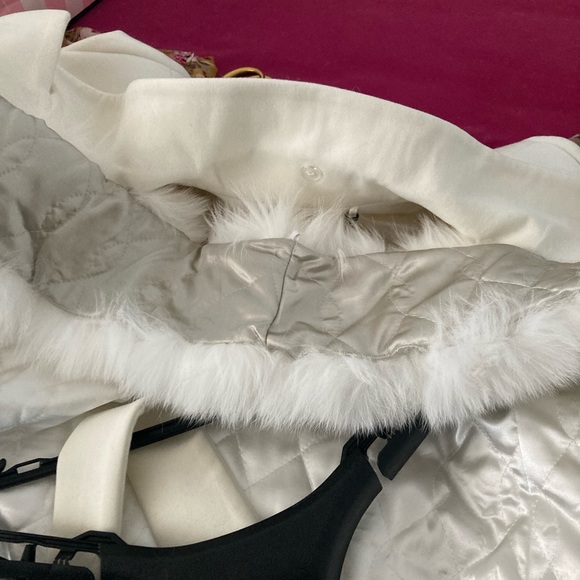 White, elegant, modern cashmere coat with detachable, real fur collar - Picture 6 of 6